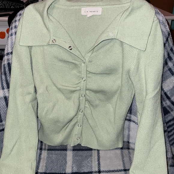 Green collared long sleeve shirt. - Picture 1 of 2